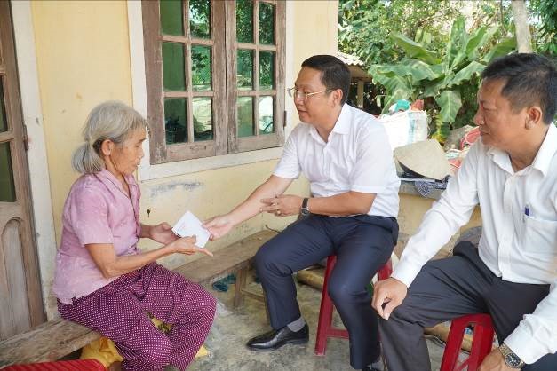 Bí thư Huyện ủy thăm, tặng quà các gia đình khó khăn tại xã Tịnh Hiệp