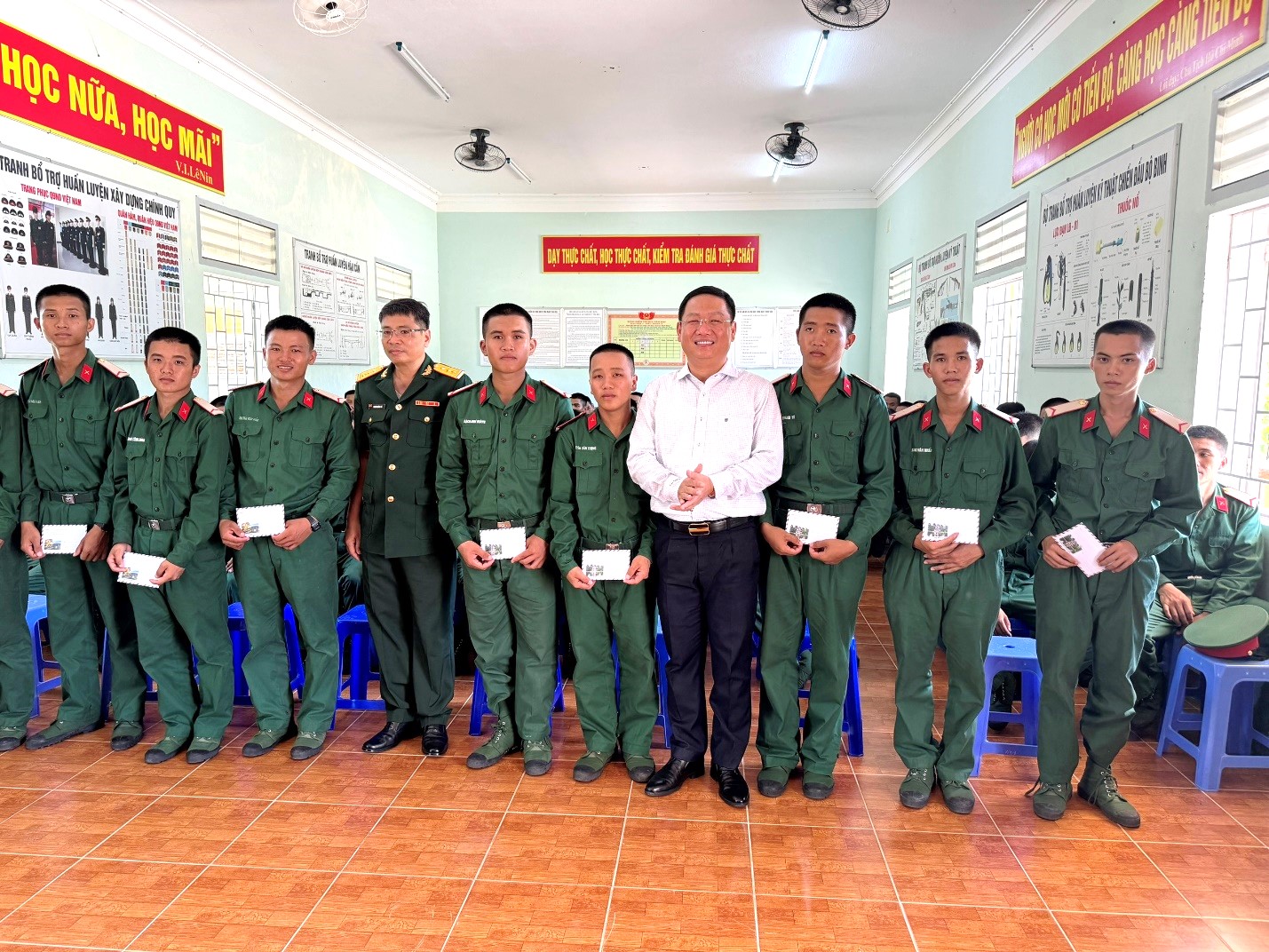 Bí thư Huyện ủy Sơn Tịnh thăm, tặng quà động viên các tân binh của huyện Sơn Tịnh đang huấn luyện tại Sư Đoàn 31, Quân Đoàn 3 (tỉnh Bình Định)