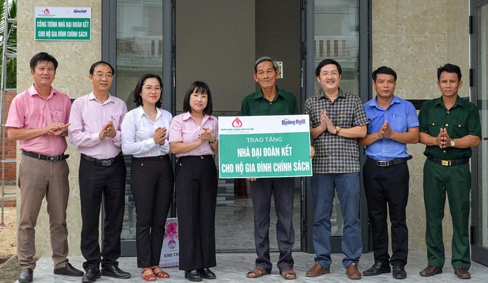 Báo Quảng Ngãi phối hợp với Ngân hàng Chính sách xã hội tỉnh tổ chức nghiệm thu, bàn giao nhà đại đoàn kết cho một hoàn cảnh ở xã Tịnh Sơn