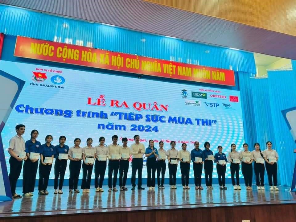 6 em học sinh lớp 12 của huyện Sơn Tịnh nhận học bổng “Tiếp sức mùa thi” năm 2024