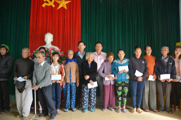 Đoàn Đại biểu Quốc hội tỉnh Quảng Ngãi tặng quà Tết cho hộ nghèo ở Sơn Tịnh