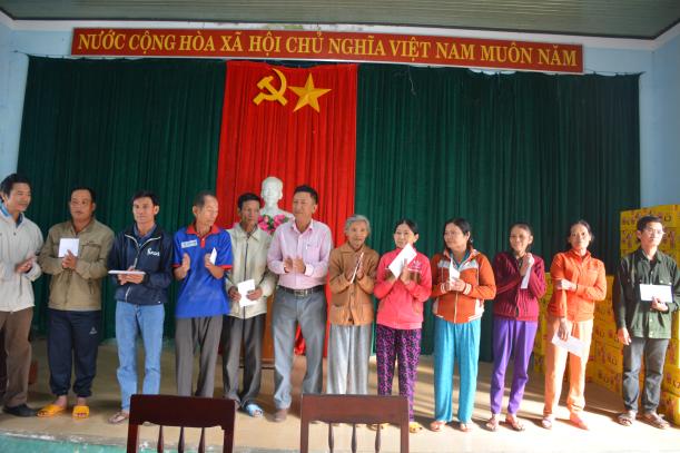 UBMTTQVN huyện Sơn Tịnh tặng quà Tết cho người nghèo