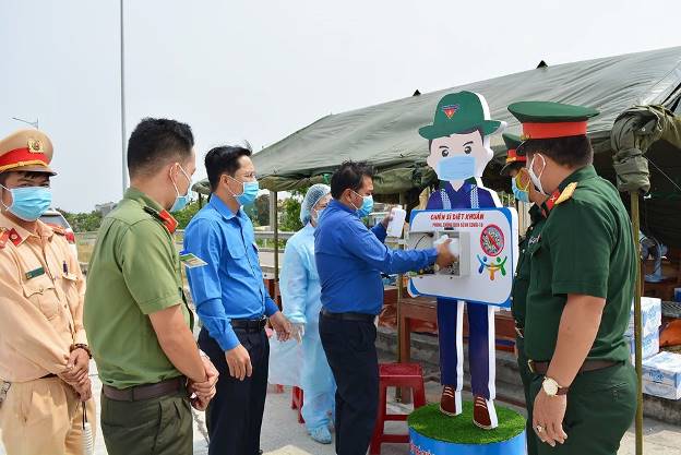 Tỉnh đoàn Quảng Ngãi trao tặng mô hình chiến sỹ diệt khuẩn tại điểm kiểm tra y tế tuyến cao tốc Đà Nẵng – Quảng Ngãi đoạn qua huyện Sơn Tịnh