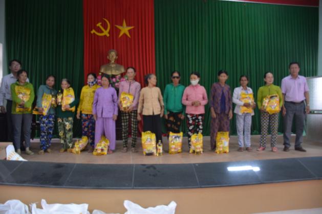 UBMTTQVN huyện Sơn Tịnh trao quà cho các hộ gia đình có hoàn cảnh khó khăn