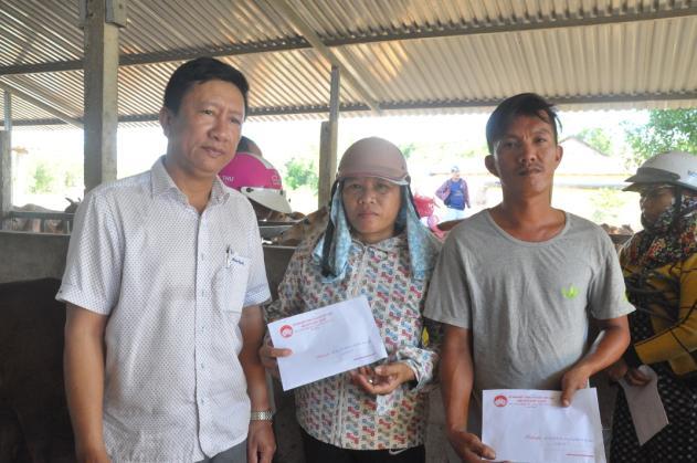 UBMTTQVN huyện Sơn Tịnh hỗ trợ tiền mua bò giống cho hộ nghèo