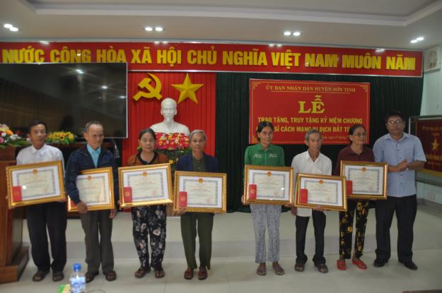 Sơn Tịnh tổ chức Lễ trao tặng kỷ niệm chương cho chiến sỹ cách mạng bị địch bắt tù đày