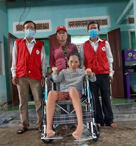 Hội Chữ thập đỏ huyện Sơn Tịnh trao xe lăn cho người khuyết tật