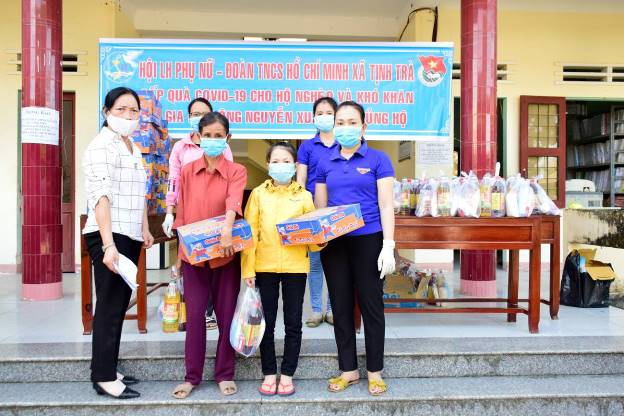 Hội Liên hiệp Phụ nữ xã Tịnh Trà tặng quà cho hộ nghèo, phụ nữ khó khăn