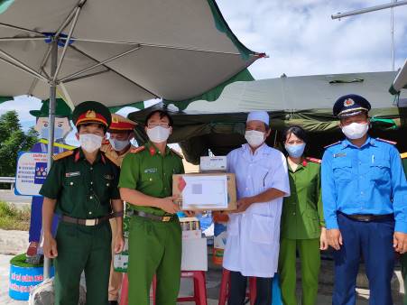 Lãnh đạo Công an huyện Sơn Tịnh: Thăm, tặng quà cho cán bộ, chiến sĩ tại Chốt kiểm tra y tế phòng, chống dịch bệnh Covid - 19