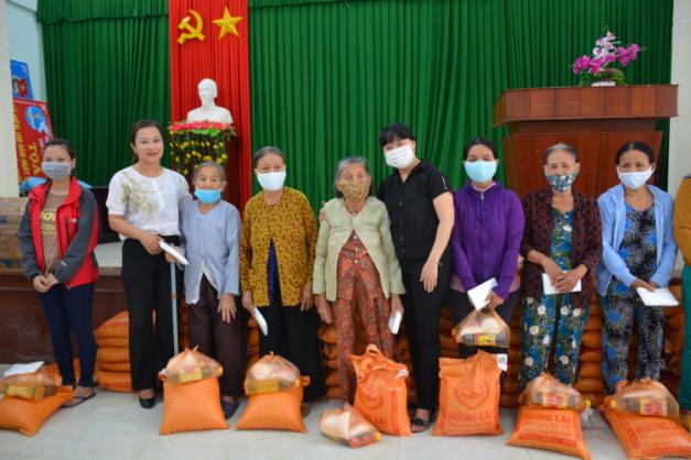 Huyện Sơn Tịnh: Xã Tịnh Bắc trao 86 suất quà cho hộ nghèo, cận nghèo