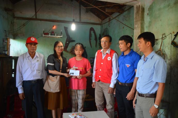 Sơn Tịnh: Trao tặng học bổng cho học sinh nghèo vượt khó