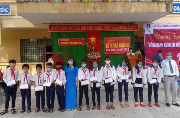 Hội LHPN huyện Sơn Tịnh trao quà cho các em có hoàn cảnh khó khăn vượt khó, học tốt
