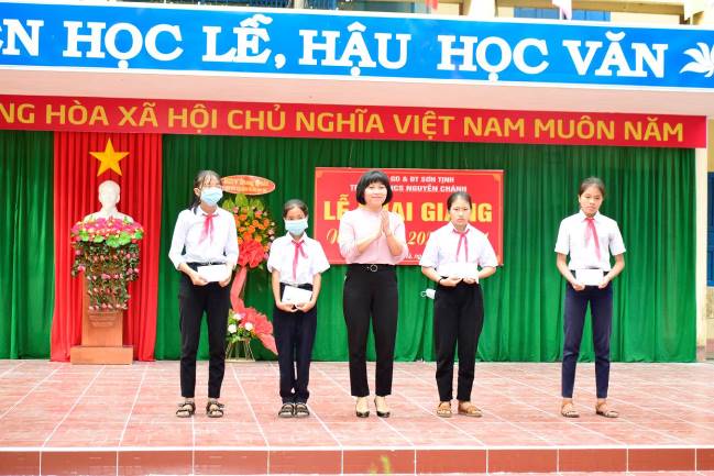 Bí thư Huyện ủy Sơn Tịnh dự Lễ Khai giảng năm học mới 2020 – 2021 tại Trường THCS Nguyễn Chánh