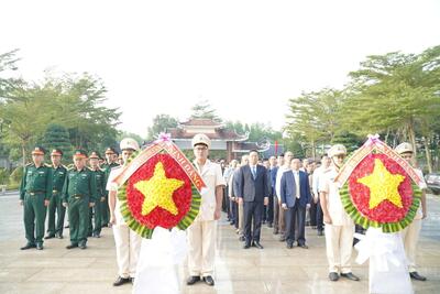 SƠN TỊNH: TỔ CHỨC LỄ VIẾNG VÀ DÂNG HƯƠNG ĐỀN TƯỞNG NIỆM LIỆT SĨ HUYỆN