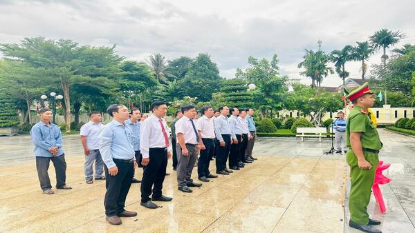 XÃ SƠN TỊNH TỔ CHỨC LỄ DÂNG HOA, DÂNG HƯƠNG TRI ÂN CÁC ANH HÙNG LIỆT SĨ NHÂN KỶ NIỆM 80 NĂM CÁCH MẠNG THÁNG TÁM (19/8/1945 - 19/8/2025) VÀ QUỐC KHÁNH NƯỚC CỘNG HÒA XÃ HỘI CHỦ NGHĨA VIỆT NAM (02/9/1945 - 02/9/2025)