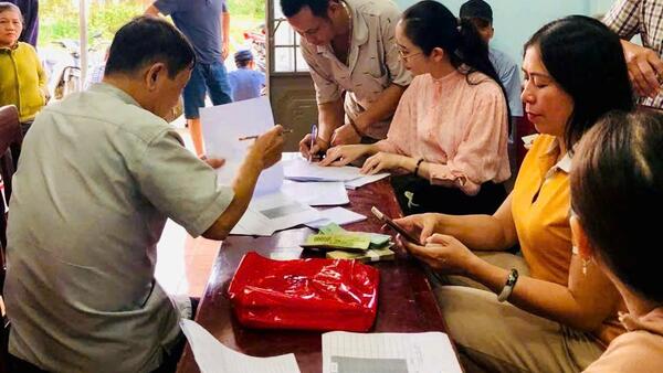 UBND XÃ SƠN TỊNH TỔ CHỨC CẤP PHÁT QUÀ CỦA ĐẢNG, NHÀ NƯỚC NHÂN DỊP ĐẠI HỘI XIV CỦA ĐẢNG VÀ TẾT NGUYÊN ĐÁN BÍNH NGỌ 2026