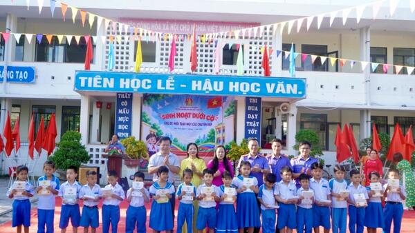 TRAO HỌC BỔNG, TẶNG VỞ CHO HỌC SINH NGHÈO HIẾU HỌC TRƯỜNG TIỂU HỌC SỐ 1 SƠN TỊNH