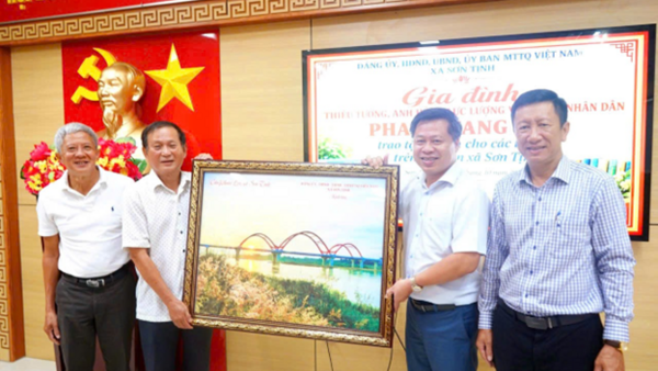 GIA ĐÌNH THIẾU TƯỚNG, ANH HÙNG LỰC LƯỢNG VŨ TRANG NHÂN DÂN  PHAN QUANG TIỆP TRAO TẶNG SÁCH CHO CÁC TRƯỜNG TRÊN ĐỊA BÀN XÃ SƠN TỊNH